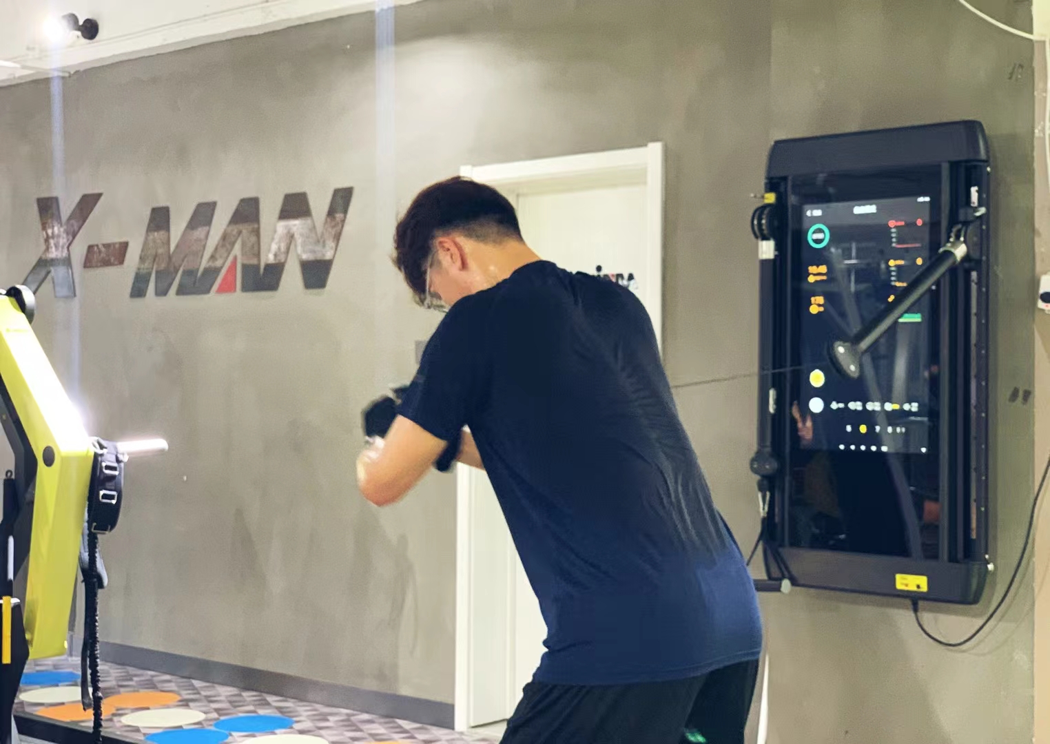 Ecrã táctil de espelho de fitness inteligente de exercício LED interativo com aplicação Treine com confiança utilizando o nosso visor interativo integrado de 24 polegadas.Escolha um programa e acompanhe enquanto um treinador o motiva em cada treino.