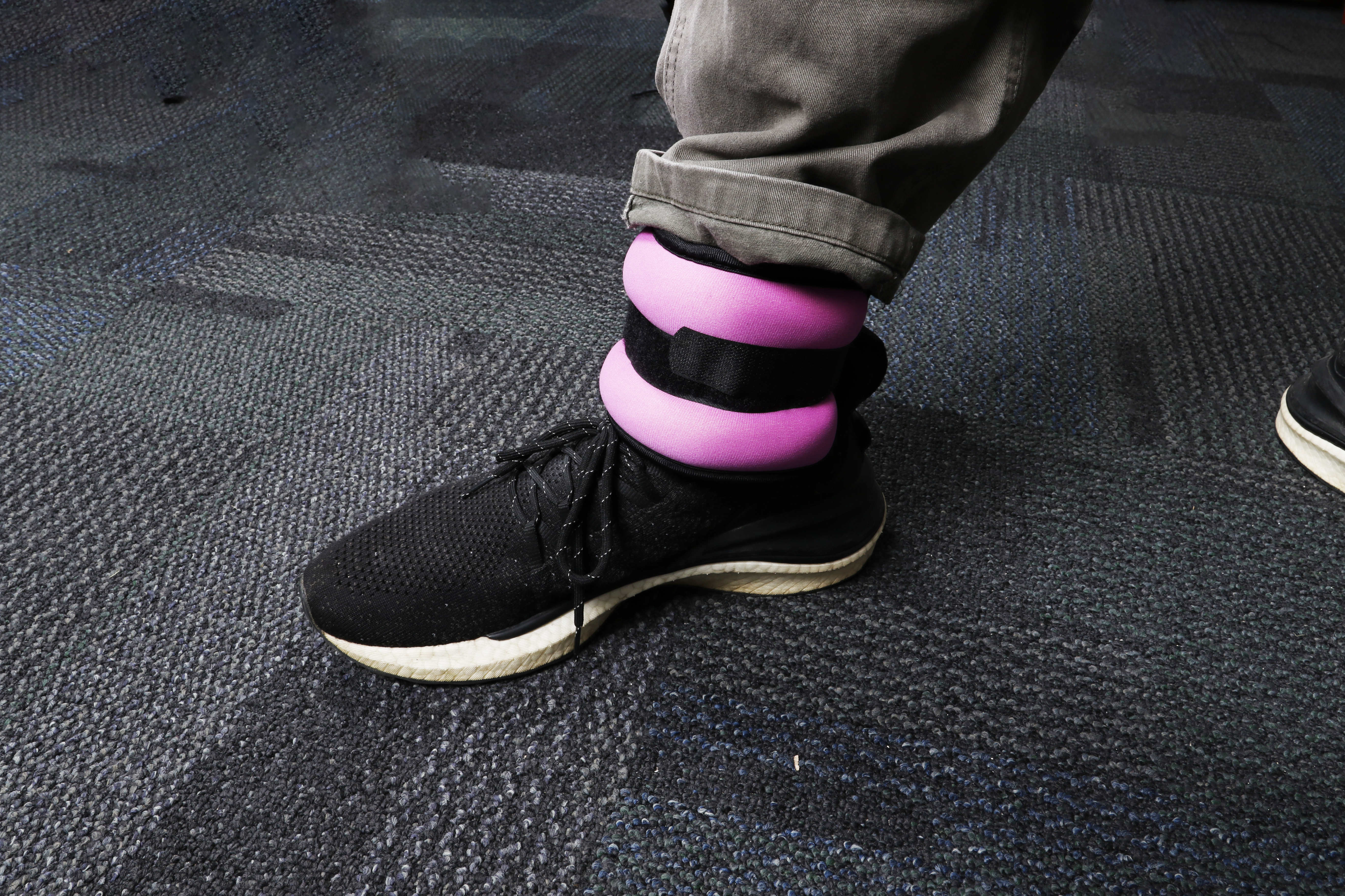 AMPLA GAMA DE OPÇÕES DE EXERCÍCIO Use esses pesos de tornozelo de pulso ao correr, caminhar, andar de bicicleta, fazer aeróbica, ioga, pilates, boxe e outros exercícios para criar um treino mais desafiador, adicionando resistência a seus braços, pulsos, tornozelos ou pernas.Aumenta a força dos membros superiores e inferiores, reabilita os músculos e melhora o equilíbrio e a coordenação durante os exercícios físicos.